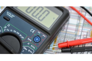 Hvordan fungerer en digital multimeter?