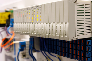 Programmerbar logikcontroller (PLC): Definition, typer, arbejdsprincip og applikationer